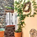 Bougainville House * Megalochori (Santorini)