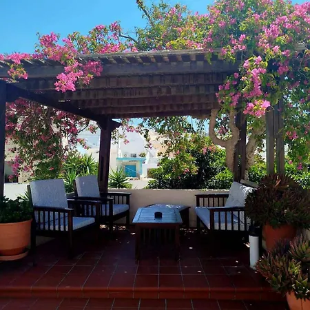 Bougainville House * Μεγαλοχώρι